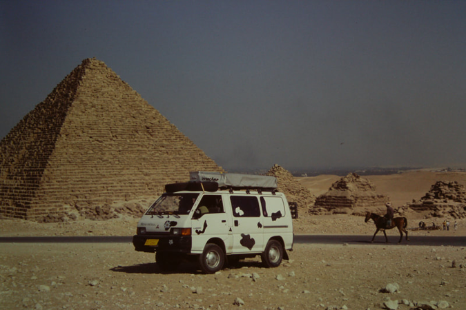 Mitsubishi-Bus vor der Pyramide von Mykerinos in Giza, ein Reiter zieht vorbei