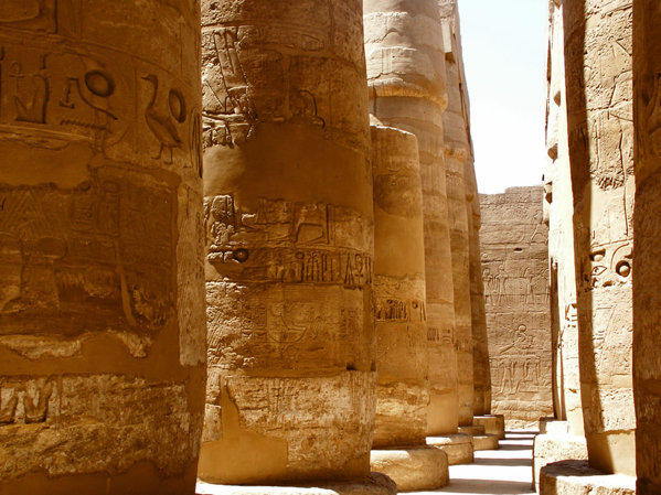 Hieroglyphen auf den massiven Säulen des Karnak-Tempels in Luxor
