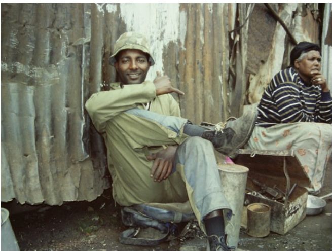 Belebte Strasse in Bahir Dar mit gelbem Bus und Fussgängern