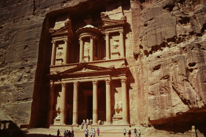 Schatzhaus Al-Khazneh in Petra, aus dem Fels gehauen – Foto von Yvonne Frei