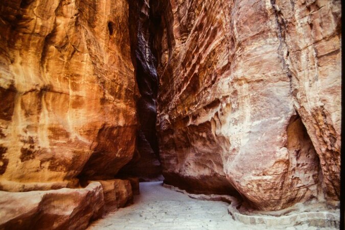 Der enge Siq, schmaler Felsgang zum Eingang von Petra