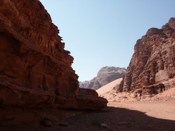 Rote Sandstein-Berge im Wadi Rum mit Düne und tiefblauem Himmel