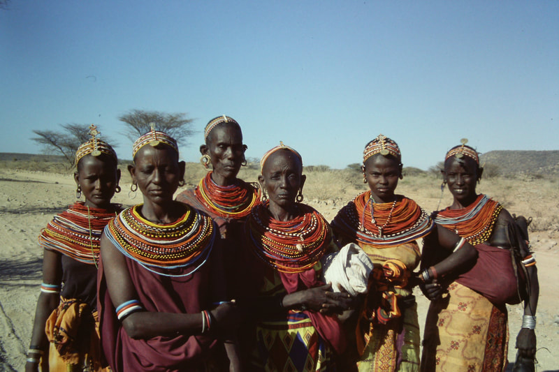 Gruppe Samburu-Frauen mit Perlenkragen