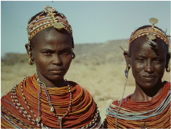 Zwei Samburu-Frauen mit Perlenschmuck