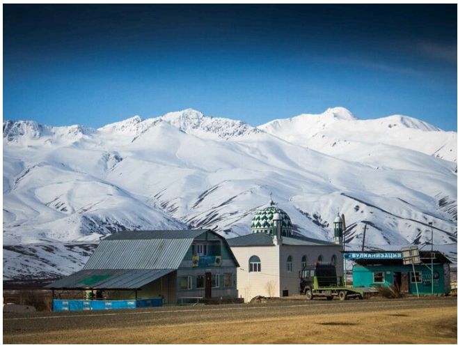 Kleine Moschee vor den schneebedeckten Tian-Shan-Gipfeln