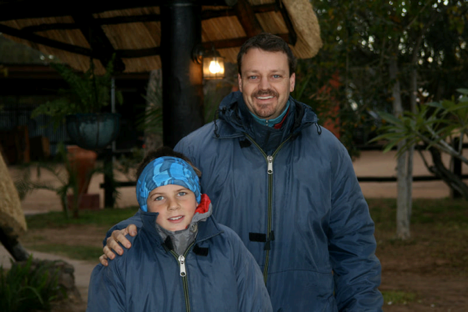 Vater und Sohn am frühen Morgen in der Lodge