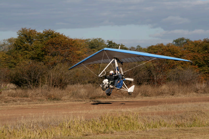 Microlight landet auf der Buschpiste