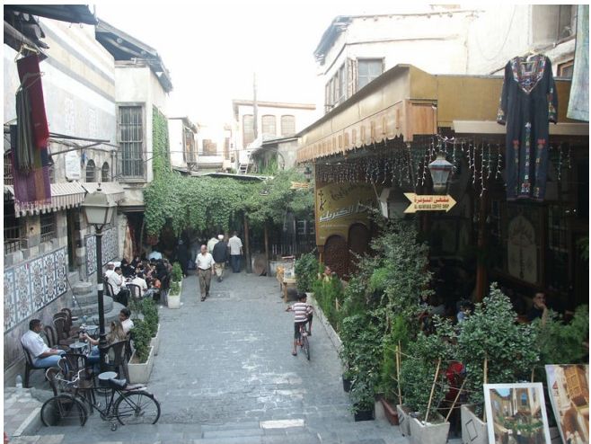 Gasse in der Altstadt von Damaskus mit Cafés und Pflanzen