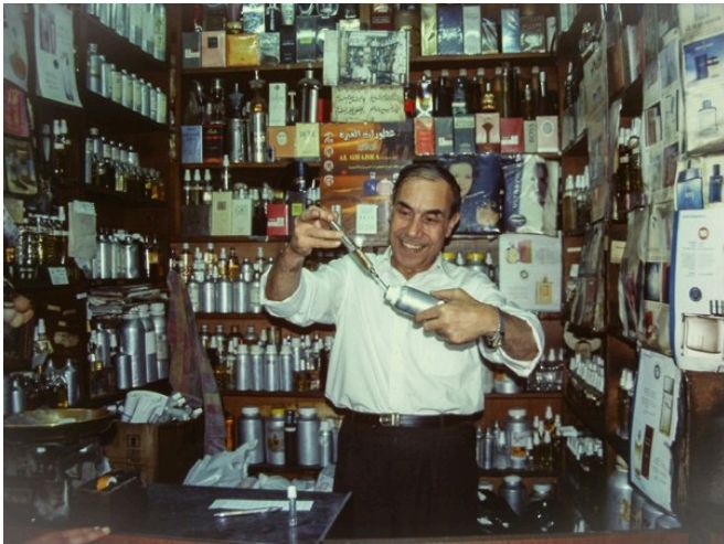 Parfumeur im Souk von Damaskus mixt Düfte