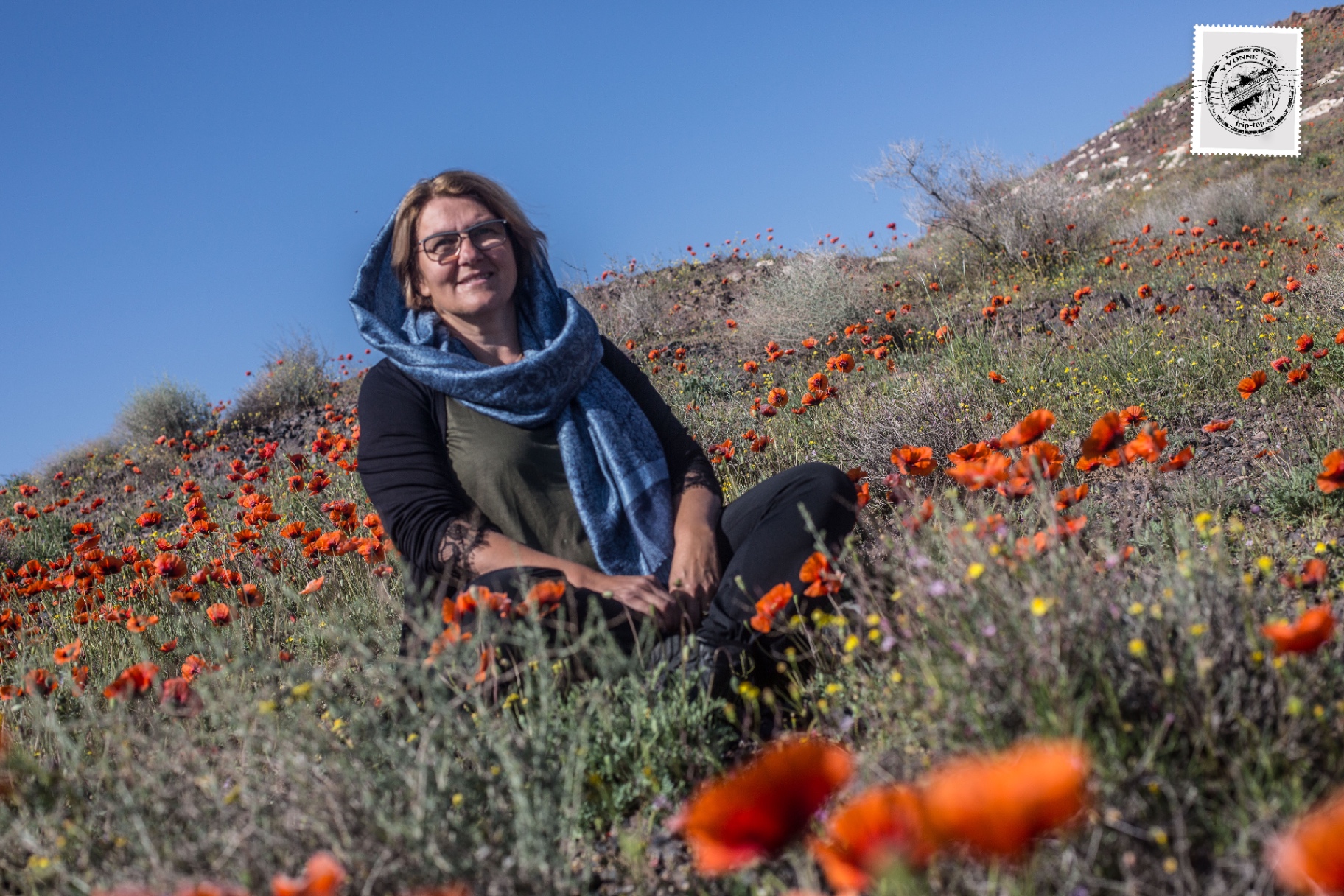 Yvonne Frei zwischen blühenden Mohnblumen im Iran